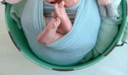 娃娃看爸妈吃瓜,温馨家庭瞬间