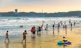 东兴万尾海边吃瓜,夏日吃瓜盛宴，尽享海滨风情