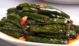 外国女吃酸辣瓜,外国女性体验中国美食的独特魅力