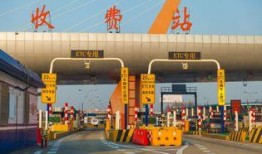 高速收费站吃瓜,瓜田里的温馨瞬间