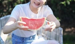 王子璇拍照吃瓜图片,意外成为网络热议焦点