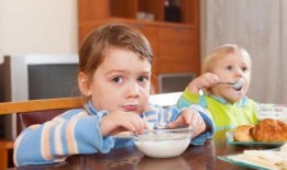 娃娃看爸妈吃瓜,温馨家庭瞬间