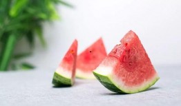 梦见在瓜地里分瓜吃