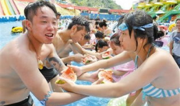 水上乐园吃瓜大赛,水上乐园吃瓜大赛欢乐盛启