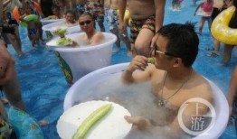 水上乐园吃瓜群众,吃瓜群众的热闹现场