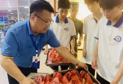 德成技工吃瓜,吃瓜群众的智慧与趣味