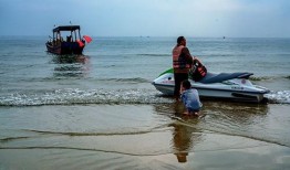 东兴万尾海边吃瓜,夏日吃瓜盛宴，尽享海滨风情