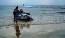 东兴万尾海边吃瓜,夏日吃瓜盛宴，尽享海滨风情