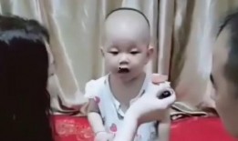娃娃看爸妈吃瓜,温馨家庭瞬间